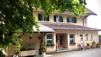 Ferienhaus Höchi, Signau, Schulhaus Aussenansicht Sommer