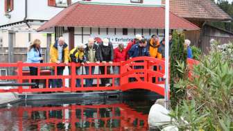 Gasthof & Koi-Gartenteich, Häusernmoos, Rote Brücke