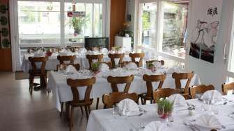 Gasthof & Koi-Gartenteich, Häusernmoos, Tische gedeckt