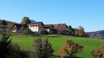 Der Hof auf dem Huegel mit Aussichrt auf Burgdorf 