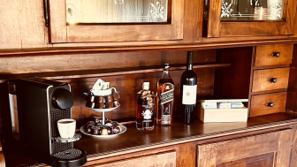 Theke mit Kaffeemaschine und Zubehör