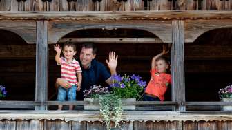 Familie in der Laube des Spychers