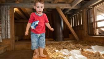 Spielen im Stroh auf dem Emmentaler Bauernhof Baettwil