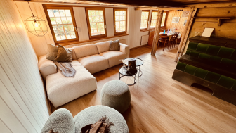 Wohzimmer mit Sofa und Stuehlen