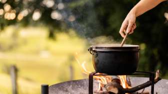 Kochen neben dem Baumzelt