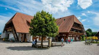Emmentaler Schaukaeserei von Aussen unter blauem Himmel