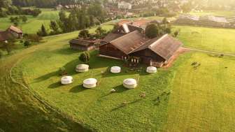 Ein Bauernhaus in den Wiesen von Oben