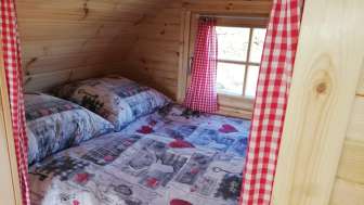 Innenansicht Wohnfass, Doppelbett