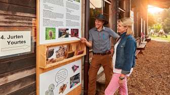 Personen auf dem Weg der Wolle