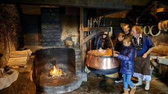 Kaese in der Emmentaler Schaukaeserei