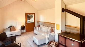 Gartenhaueschen mit Sofa und Ofen