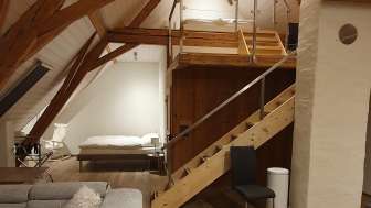 Sofa mit zwei Schlafzimmern im Hintergrund