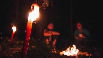 Lagerfeuer vor dem Baumzelt