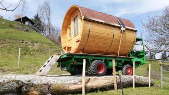 Aussenansicht Wohnfass, auf Schilter